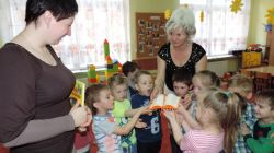 Wręczenie podziękowania dla mamy Konrada - p. Agnieszki Pichlak